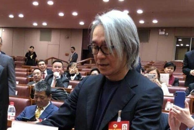 周星驰满头白发却不染?朱茵3字说出原因,最了解他的还是你