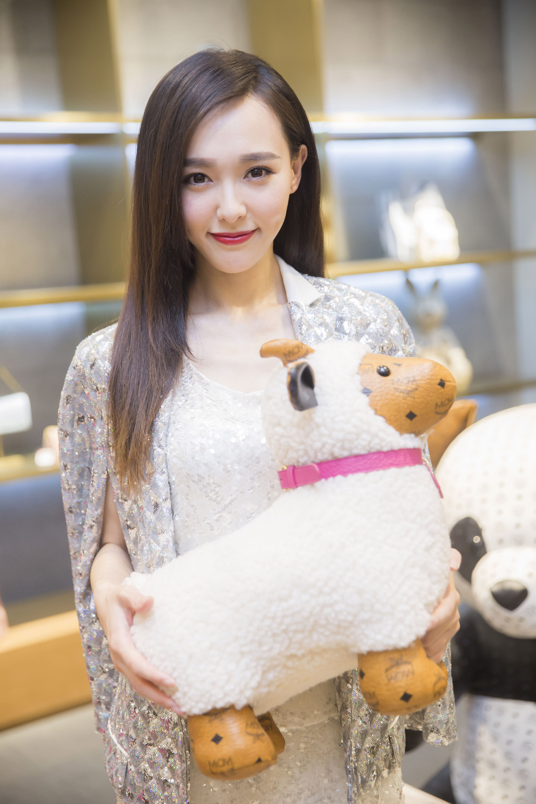 唐嫣惊艳亮相德国品牌mcm,2015春夏系列成衣展,华如桃李,丰盈窈窕