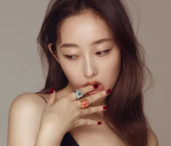 女明星咬手指,刘亦菲明媚,林允可爱,而她的姿势最诱人!