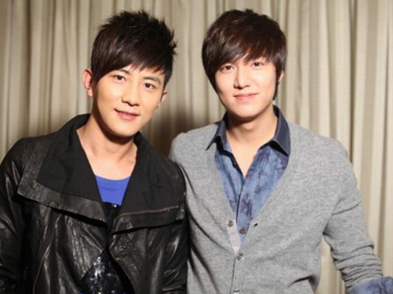 李敏镐和谁合照都是一本正经,唯独图4不同,网友:有猫腻!