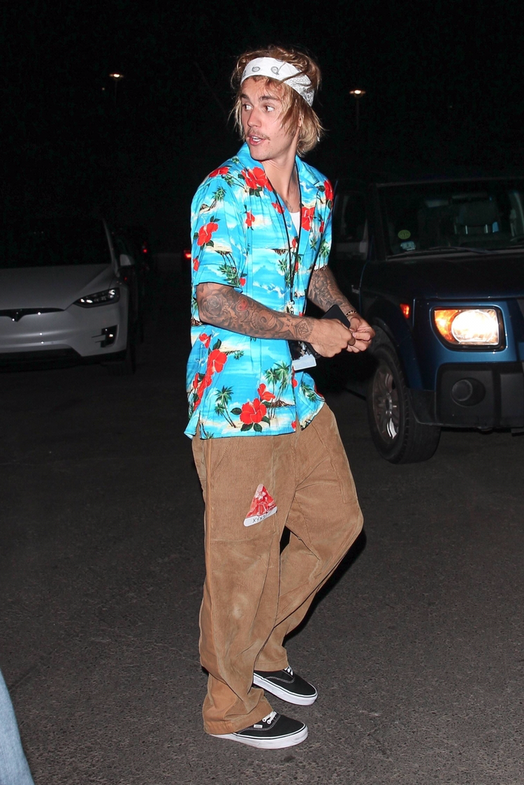 造型太邋遢!justin bieber深夜现身街头不顾形象