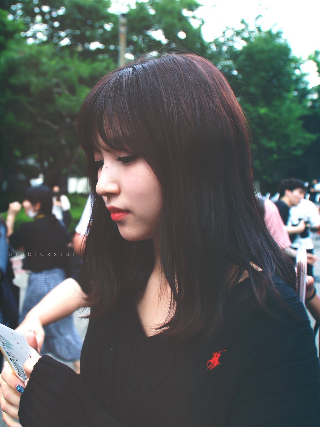 twice名井南上班穿搭,穿针织衫不热的吗?侧颜依然让人心动!