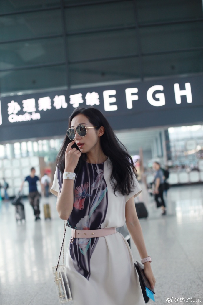 韩雪戴墨镜穿拼色连衣裙现身机场,皮肤白皙.
