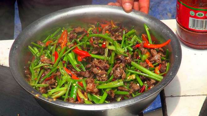 [图]农村酒席上我最爱的还是这道菜，牛肉炒芹菜，辣的过瘾非常好吃