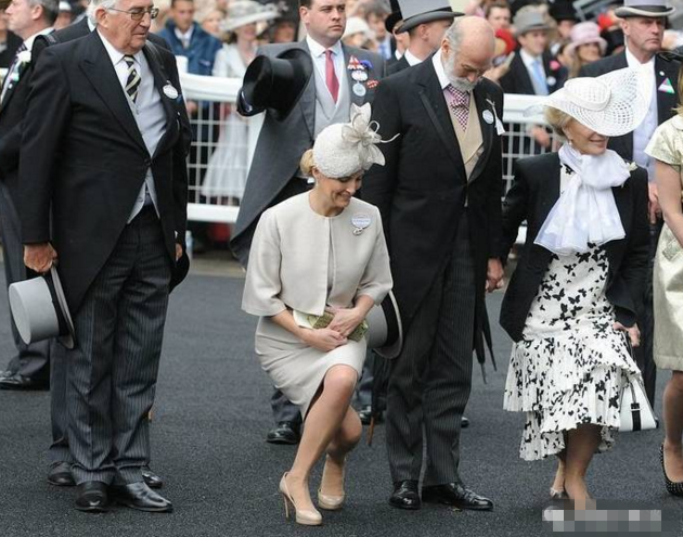 凯特表情有点得意,可能是想帮戴安娜报