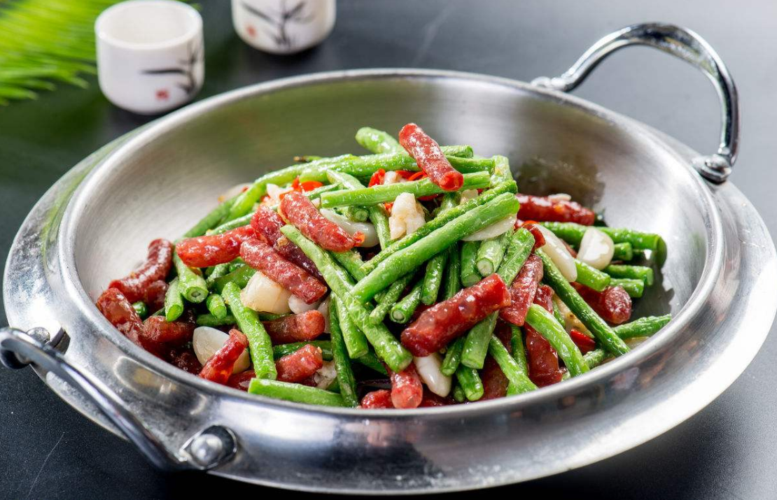 3,干锅豆角是一道家常菜,通过将食材倒入锅中干煸制作而成.