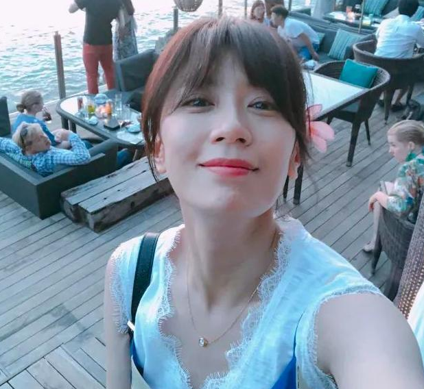 44岁贾静雯比基尼近照曝光,锁骨分明,比巩俐穿泳衣有大缺陷