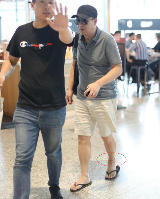 张嘉译穿人字拖现身机场,大叔气质难掩,脚上的"神器"亮了!