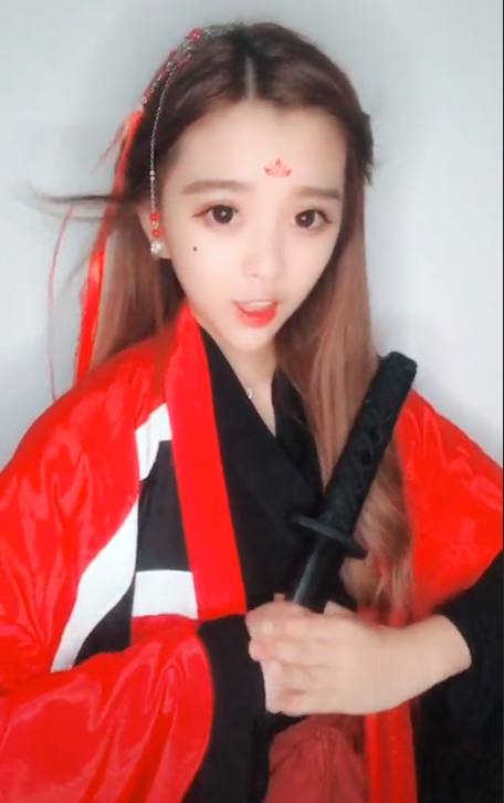 抖音"古装美女"彭十六,一点泪痣太动人,网友:要被融化了
