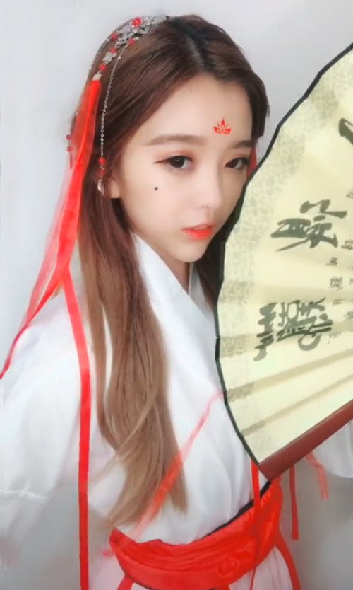 抖音"古装美女"彭十六,一点泪痣太动人,网友:要被融化了