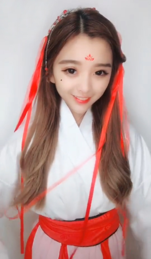 抖音"古装美女"彭十六,一点泪痣太动人,网友:要被融化了