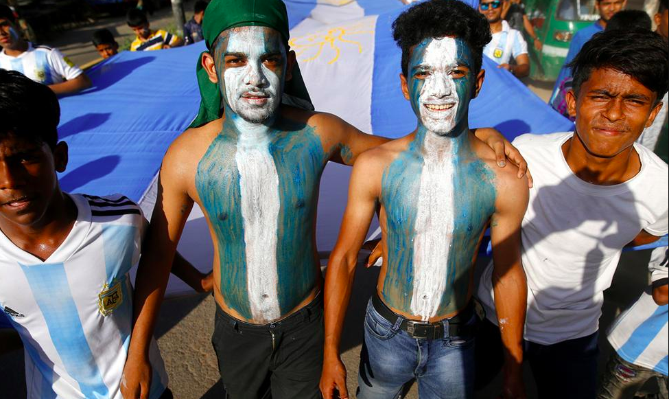 阿根廷球迷彩绘吸睛 举巨幅国旗游行为球队助威