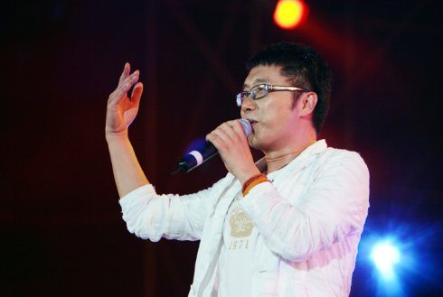 庞龙隐退以后并没有颓废,而是去了浙江音乐学院做了