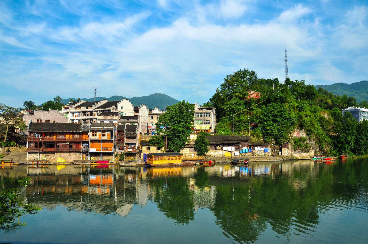 一脚踏了三省的边界小镇,有"一脚踏三省"之称,属湘西的四大名镇之一