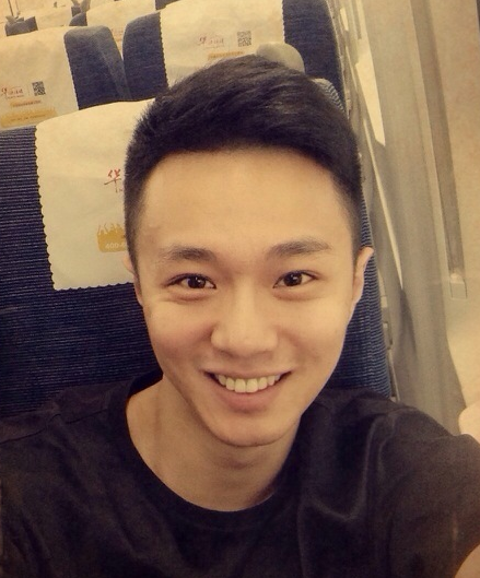 他是《琅琊榜》中腹黑小王爷宇文暄,生活中帅气十足,实力圈粉