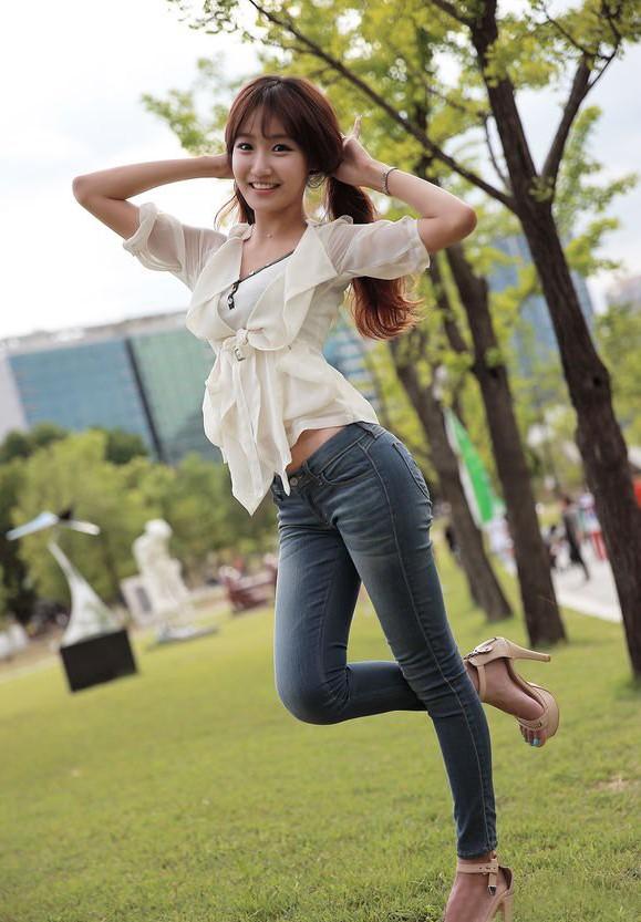 牛仔裤美女,展现出优美的身体曲线,更显亭亭玉立的美感!