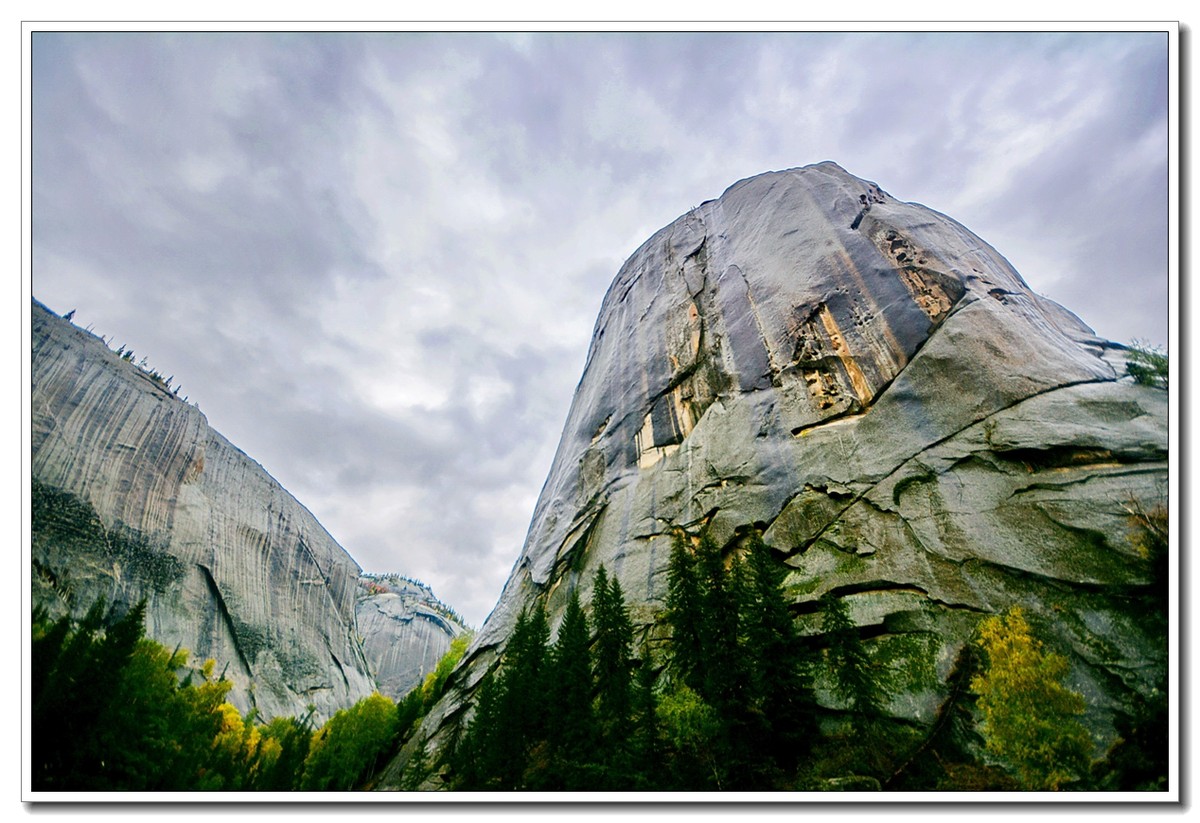 新疆行——雨雾空濛石钟山