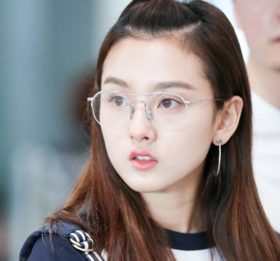 女明星戴眼镜,孙俪打60分,乔欣打90分,而她能打120分!