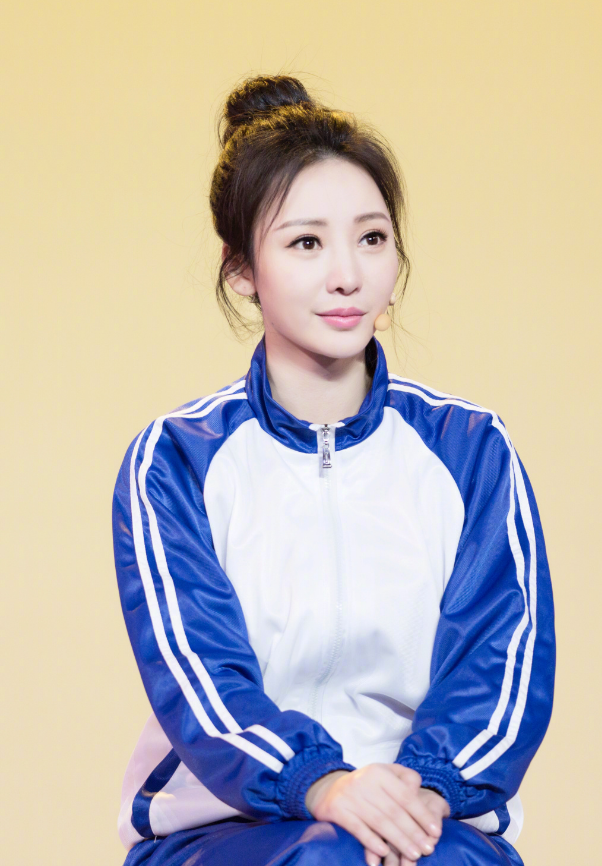 淡扫蛾眉,清艳脱俗——柳岩