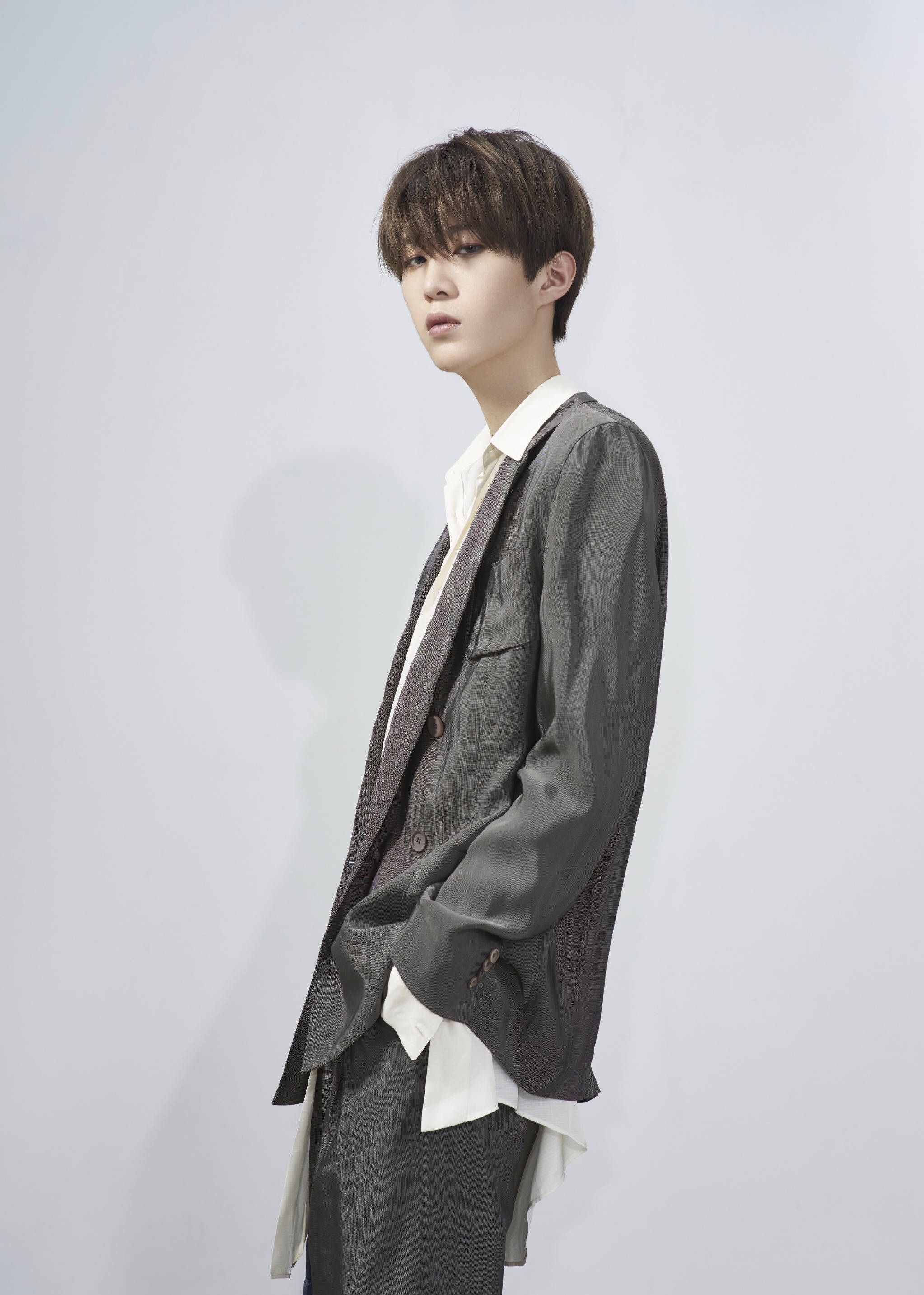 范丞丞一身灰色西装,一脸酷酷的表情,显得时尚霸气!