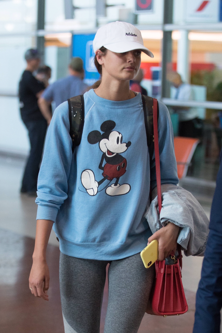 超模taylor hill米老鼠卫衣现身机场,装扮可爱十分减龄