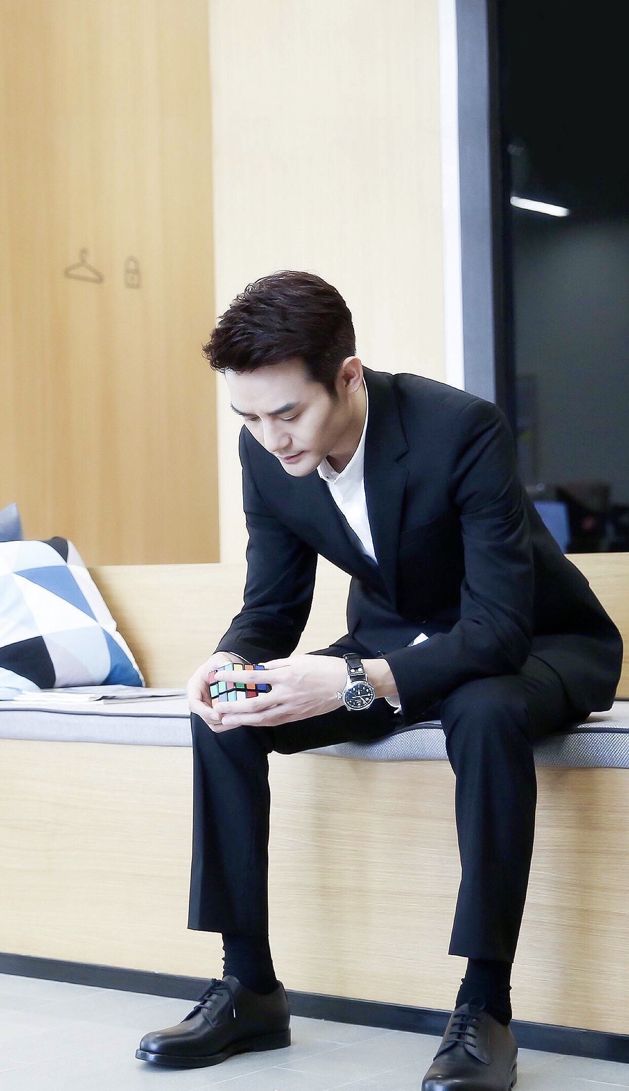 王凯西装帅照,简约时尚,帅气有型,如同画中走出来的美男子!