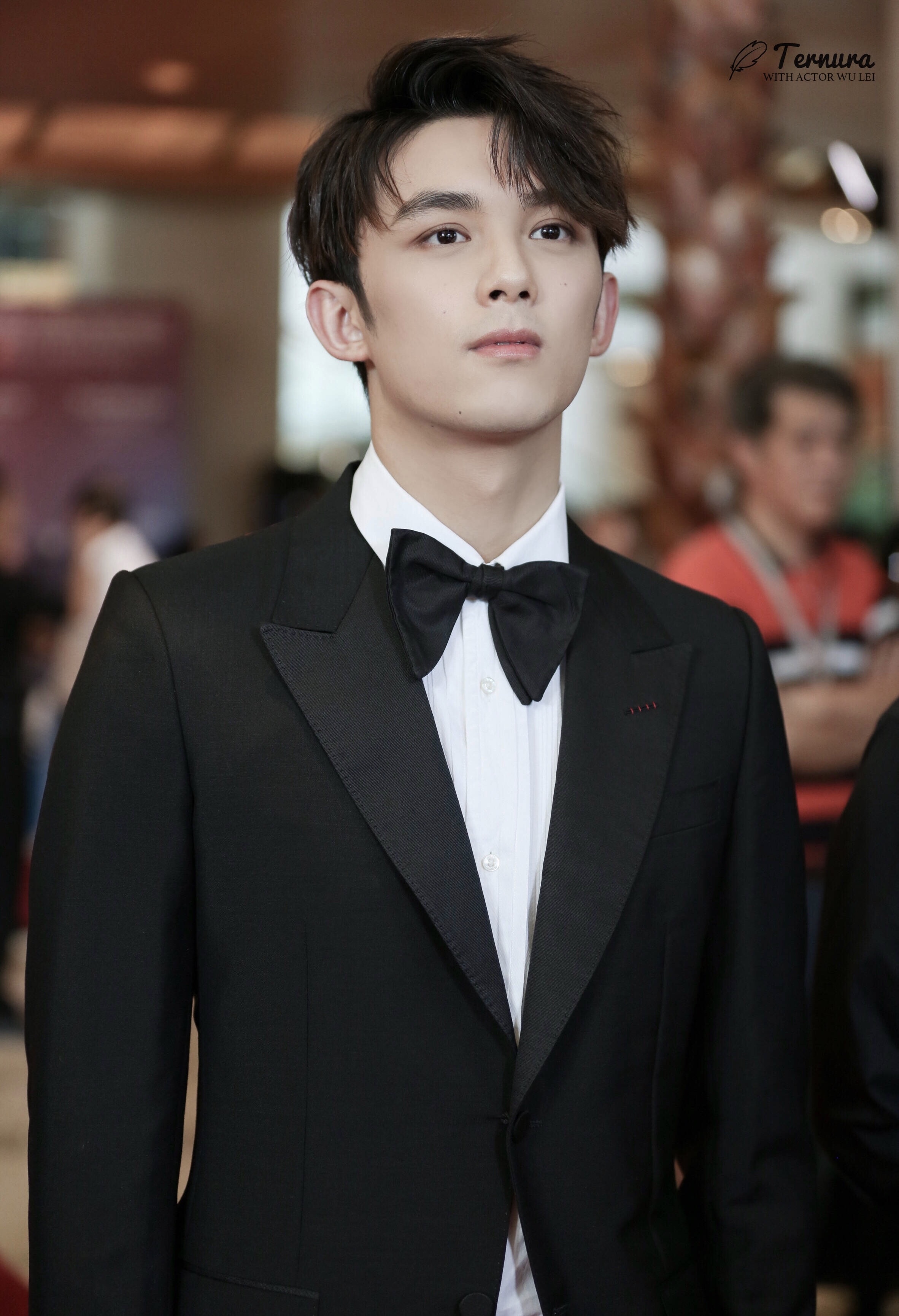 吴磊西装帅照,青春年少,时尚帅气,如同漫画中走出来的美男子!