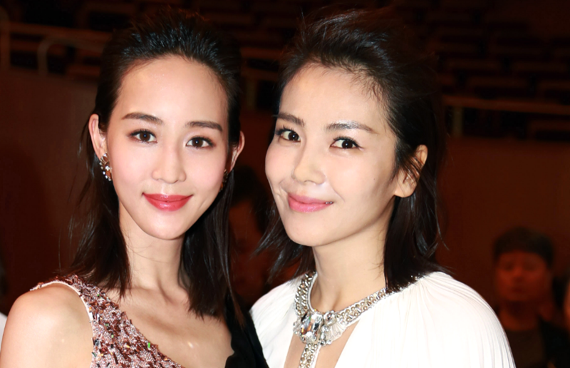 刘涛和刘亦菲一起合影,两人显得特别的亲密,微笑着把脸贴在一起.