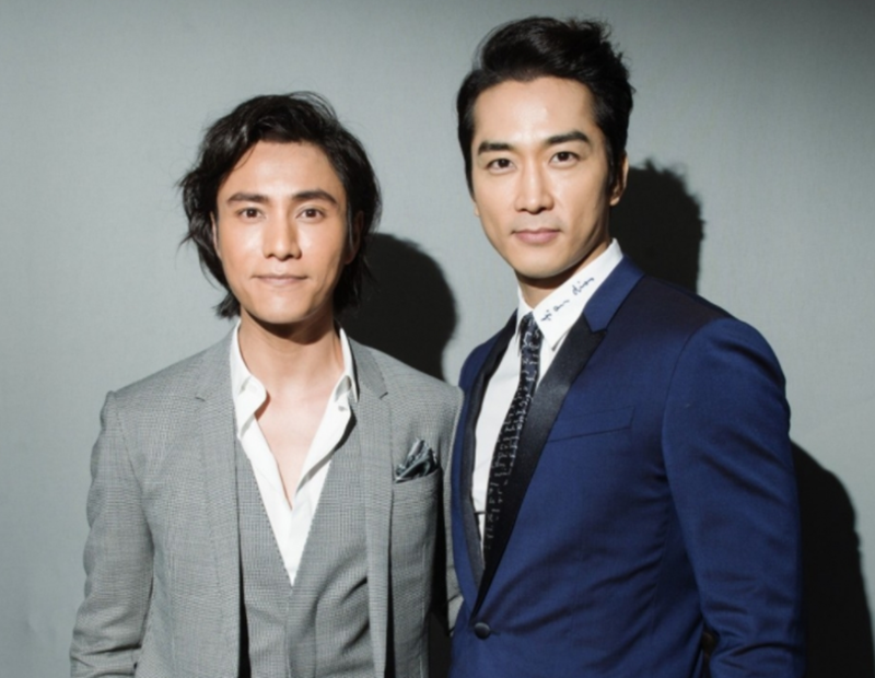 陈坤和赵薇的合影,多年的好友,合影也是一脸的微笑,是不是太礼貌了