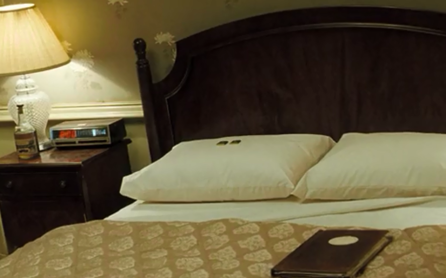 小说作家总想遇到"鬼",结果住进房号"1408"的房间,如愿了!