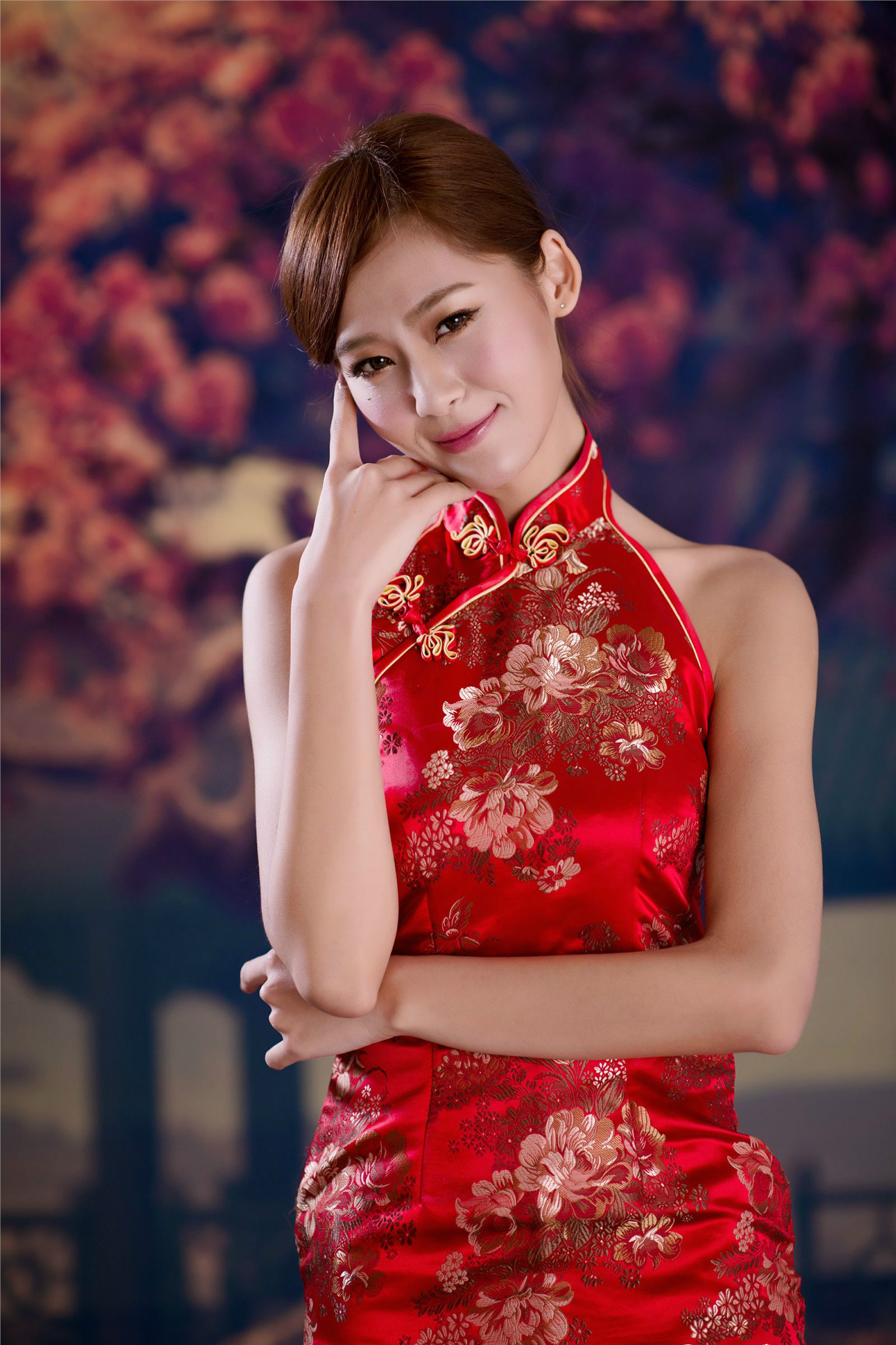 美女摄影:身着大红旗袍的迷人少妇