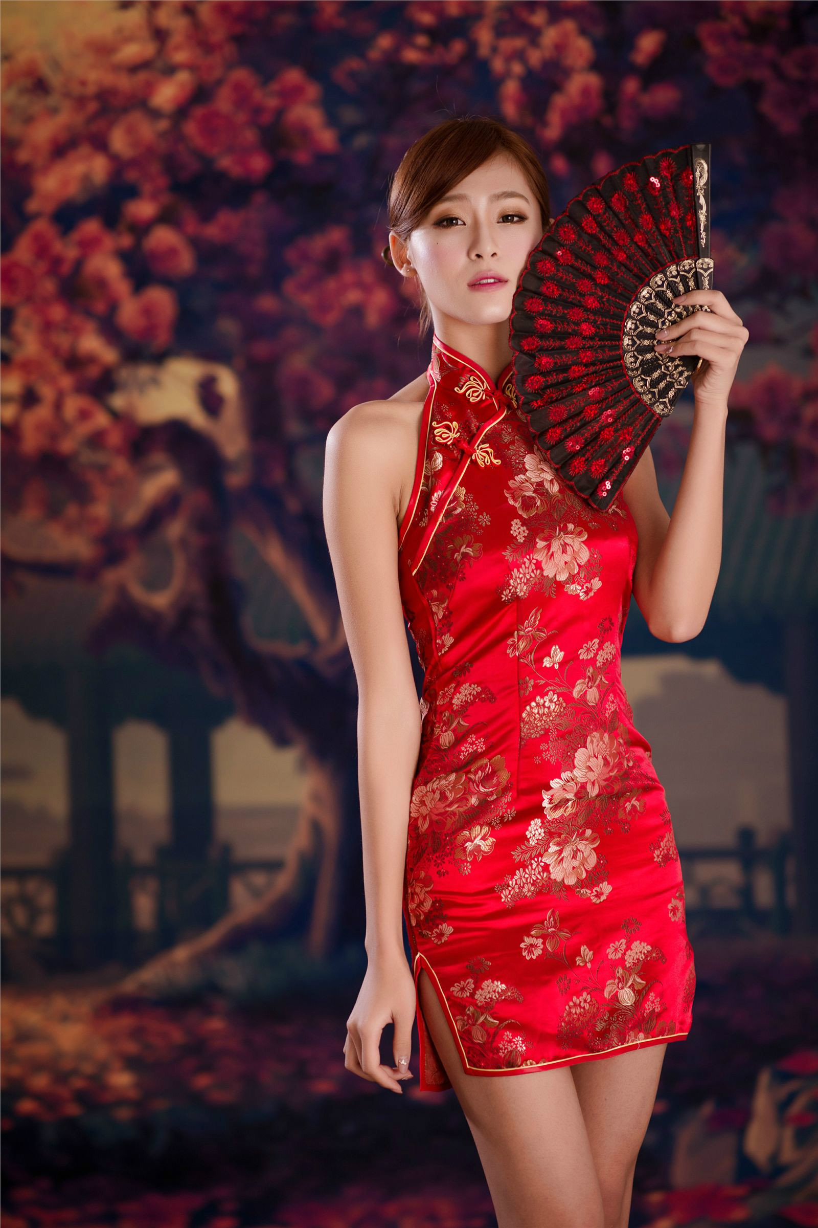 美女摄影:身着大红旗袍的迷人少妇