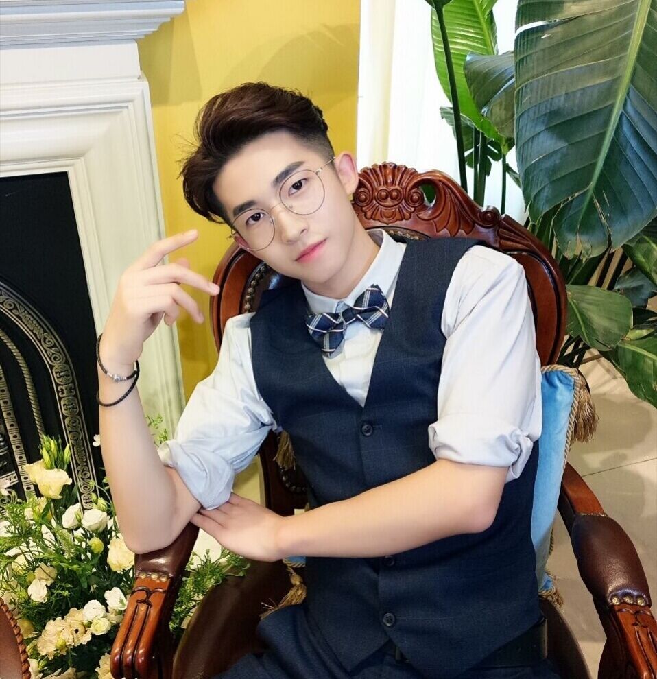 虞乐,这个小哥哥之所以火就是因为帅气的颜值,非常治愈的笑容在抖音上