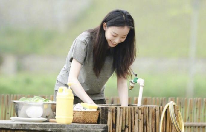 《向往的生活》迎来倪妮杨颖,两人一起荡秋千画面温馨