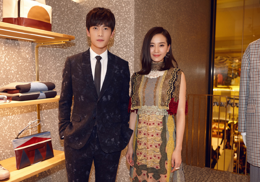 杨洋和宋茜合影,虽然两人很亲密的靠在一起,宋茜也笑得很开心,但是