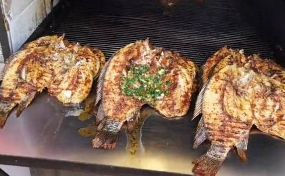 大叔摆摊卖烤鱼,30元2条,我排了37分钟队才买到,生意真好