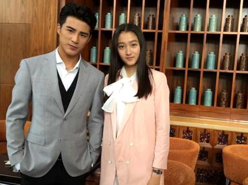 关晓彤和姜潮在一起合影,姜潮是一脸冷漠的表情,而关晓彤是似笑非笑的