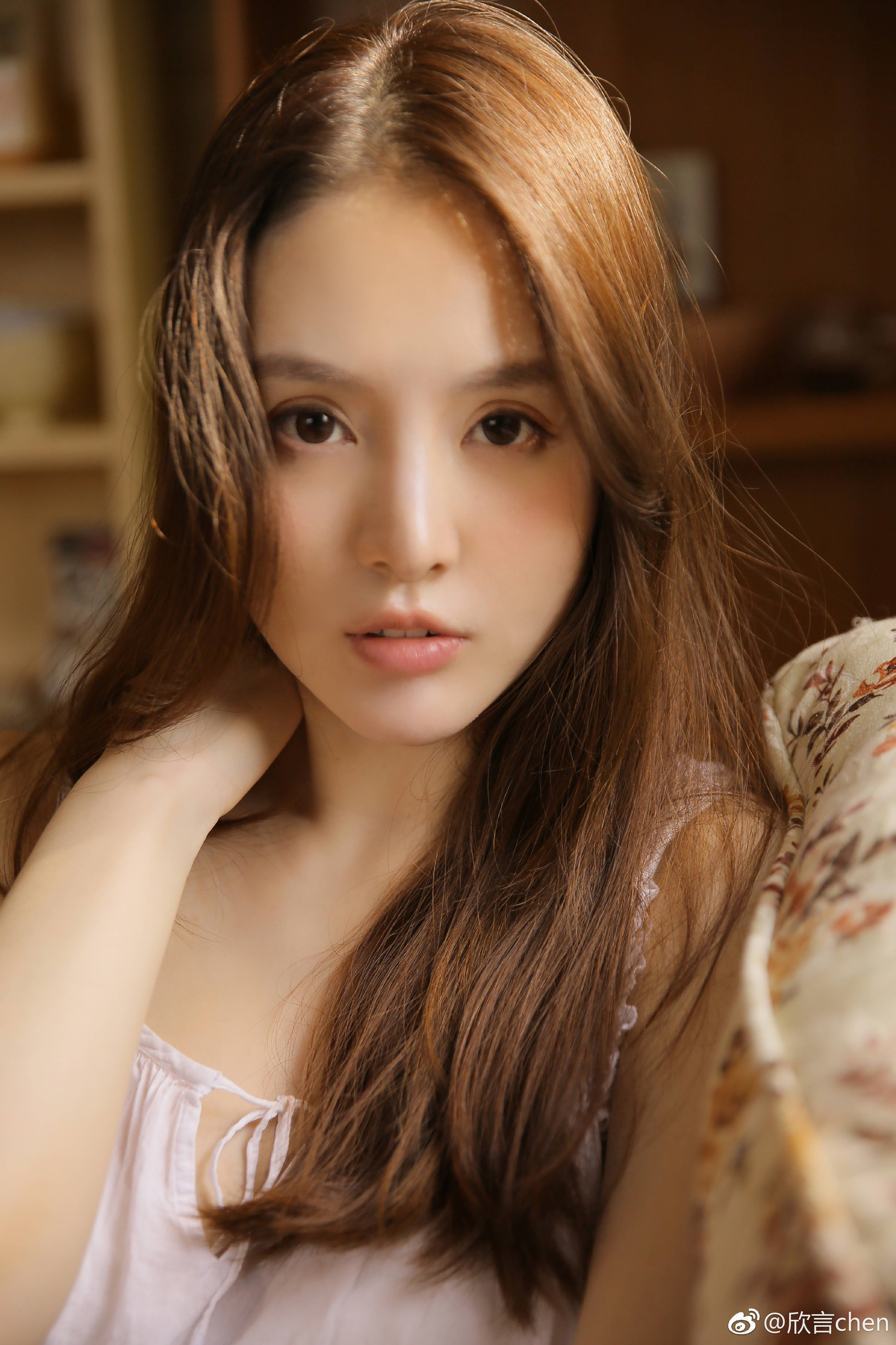 纯白纱裙的少女妈妈,眼神透露什么密码