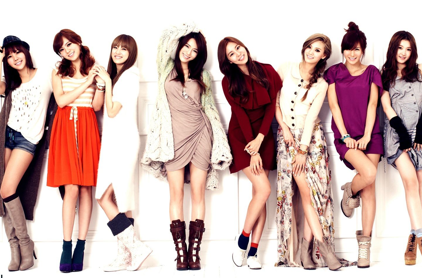 同一个组合出身,在《produce48》中一个是导师,一个是参赛者