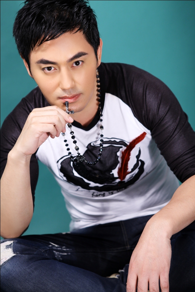 他曾是《还珠格格》中最深情男人,如今给郑爽跑龙套,往事超辛酸