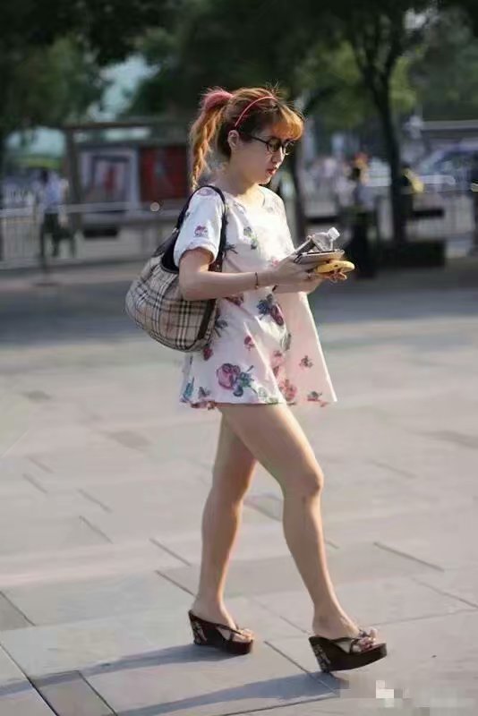 美拍:牛仔短裤搭配白色长袖,释放女性的魅力,简直是美炸了!