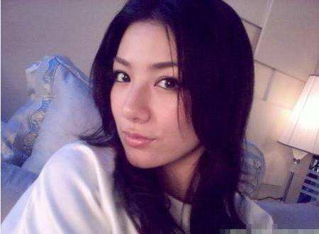黄毅清深夜发"果照,无数人保存观赏,网友看热闹不嫌事大!
