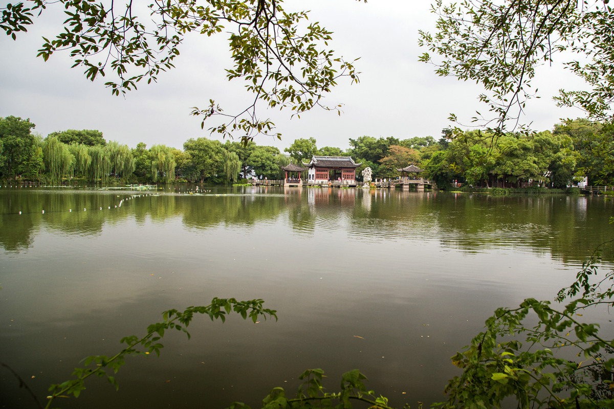 杭州西湖——小瀛洲,三潭印月 转载自百家号作者:眼幕雨