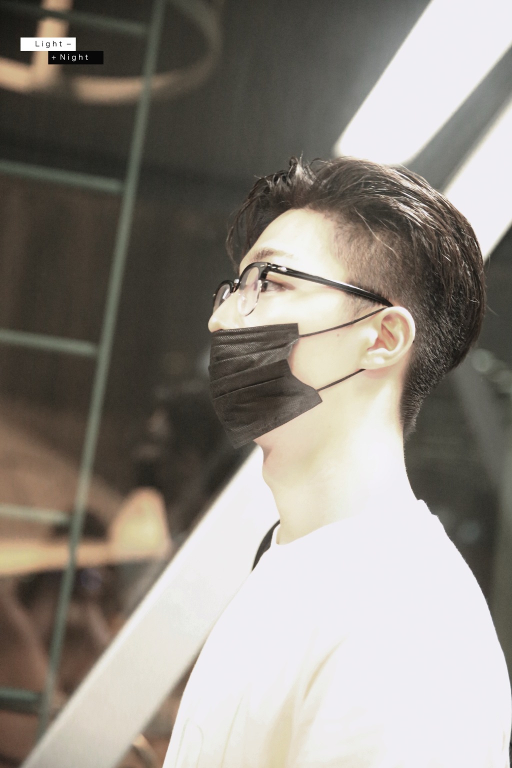 陈立农深夜现身杭州机场!梳背头戴眼镜造型别致man力爆表!