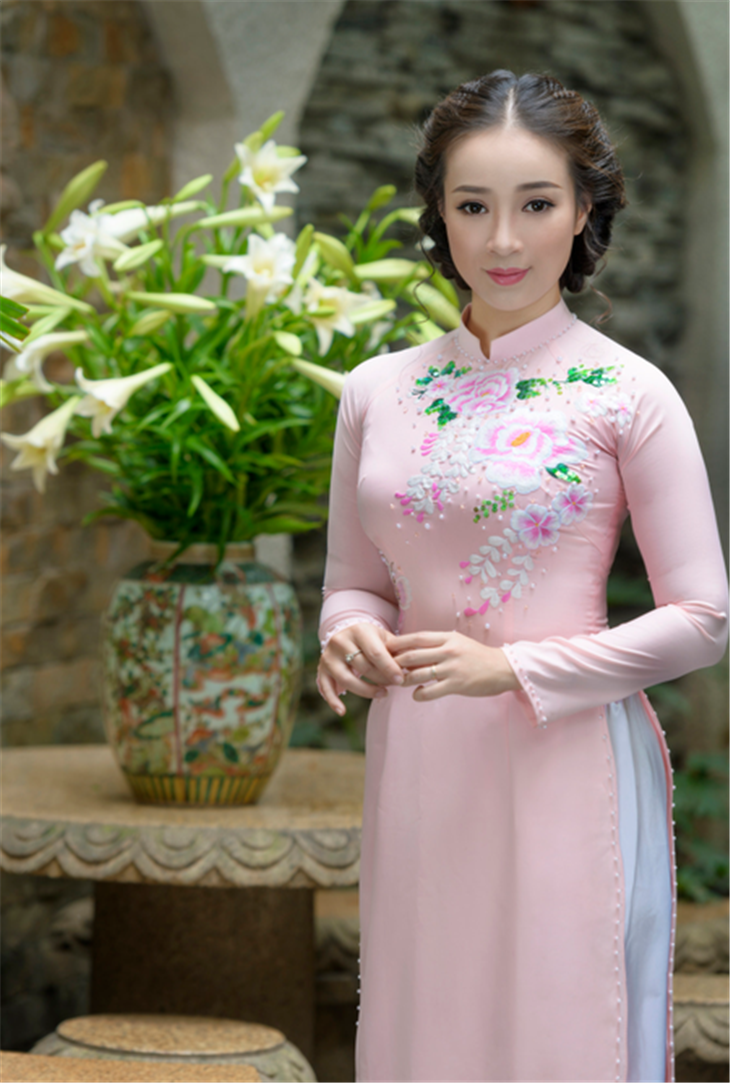人像摄影:越南国服美女,绚丽多姿撩人心扉