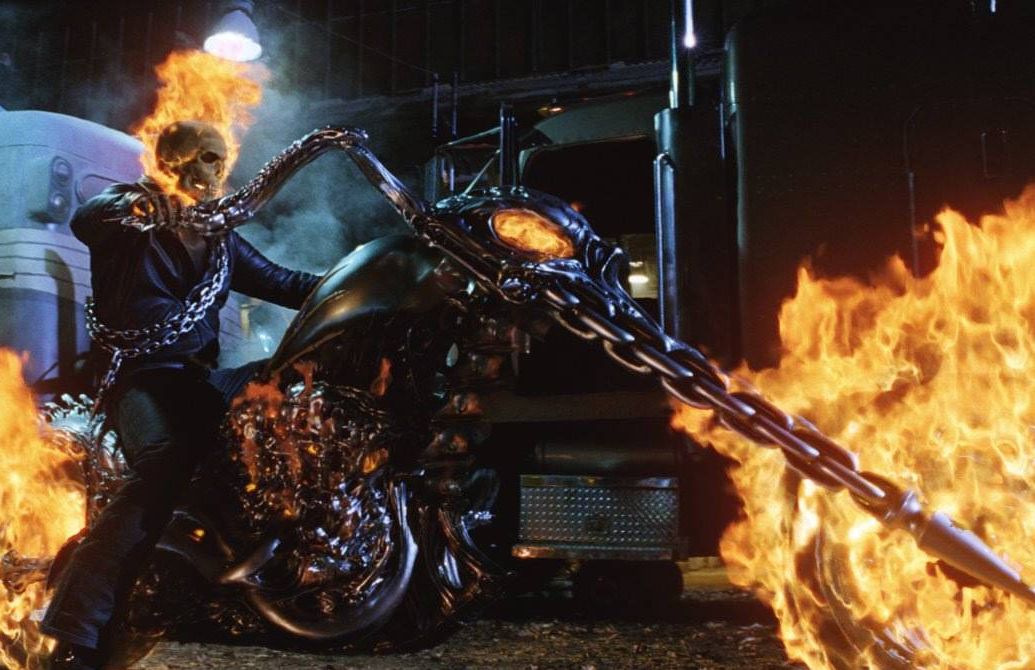 第二,蚁人 蚁人的坐骑更是自己专属,蚁人通过自由变换身体大小的战服