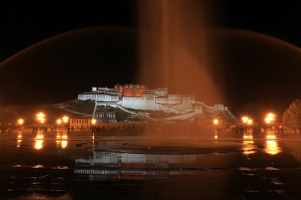 布达拉宫广场喷泉图片