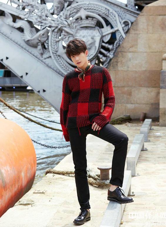 杨洋时尚简约大片,满屏都是大长腿,网友:妥妥的男神学长模样!