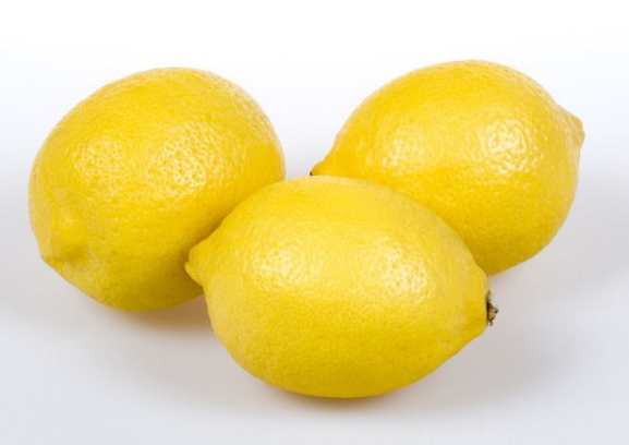 用柠檬泡水的时候,应该是用温水才好!很多人觉得柠檬是水果,用温水泡