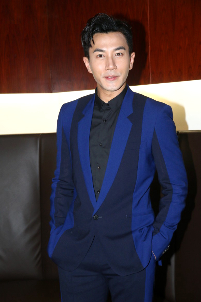 刘恺威帅气出席晚会献唱金曲,西装笔挺帅气十足!